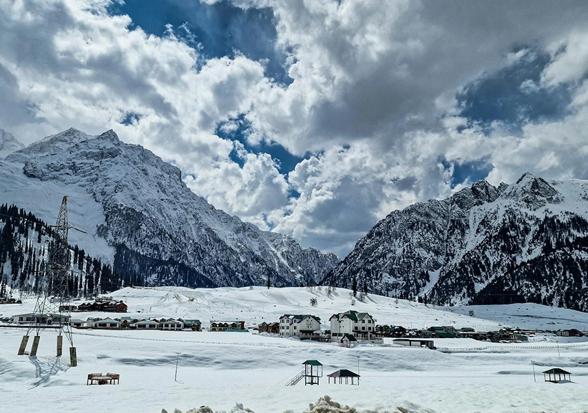 Gulmarg Tour Package – Explore the Snowy Paradise of Kashmir